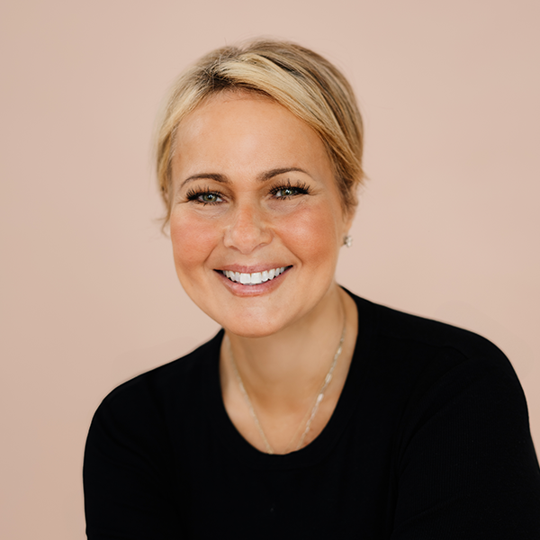 Krista Wilson, Agent